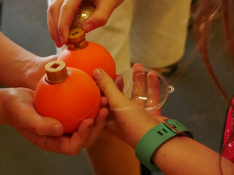 Two players (representing a dendritic cell and a T cell) try to match forms representing antigen retrieved by the dendritic cell