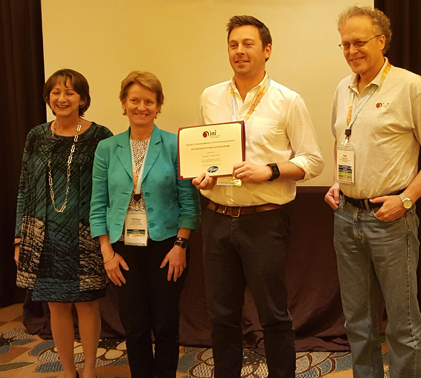 Image of Douglas Gibson receiving the Pfizer SRI President's Presenter's award